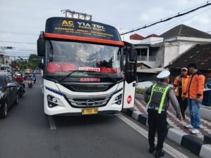 Satlantas Polres Kediri Kota Tindak Dua Bus Langgar Marka Lurus