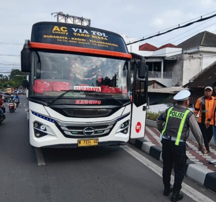 Satlantas Polres Kediri Kota Tindak Dua Bus Langgar Marka Lurus img 20260129 wa0039